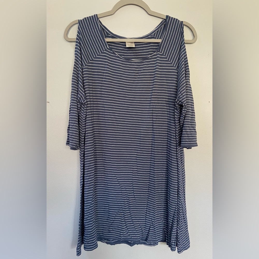 3/$10 Terra & sky cold shoulder shirt